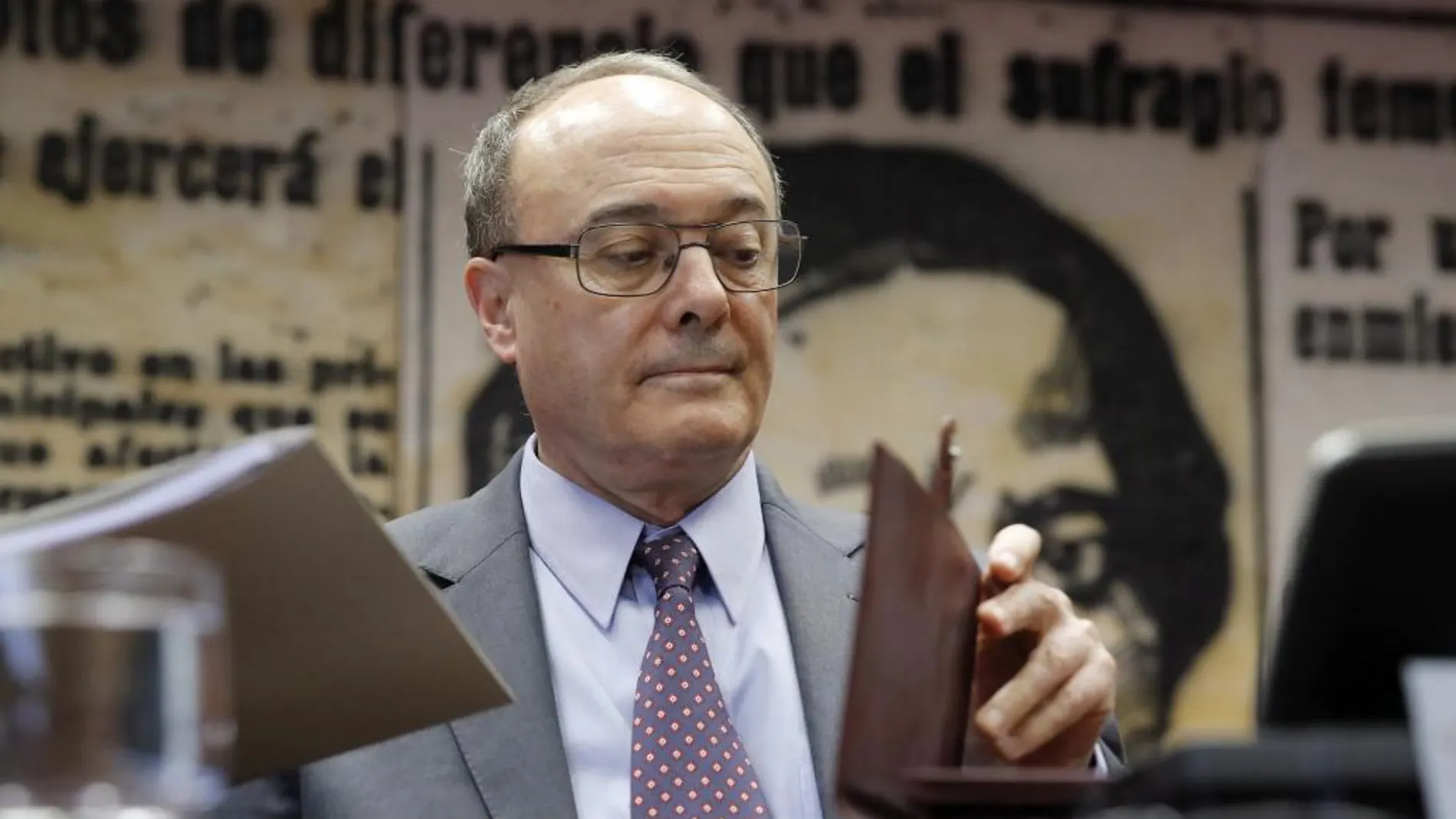 El gobernador de Banco de España, Luis María Linde, comparece hoy en la Comisión de Presupuestos del Senado