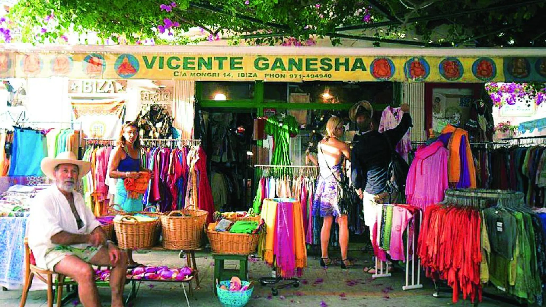 Vicente Ganesha, fotografiado frente a su tienda por el artista Diego Portuondo.