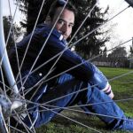 Adrián Moreno, ayer, en un parque próximo a su domicilio. Espera que una decisión de última hora aplace hoy su ingreso en prisión