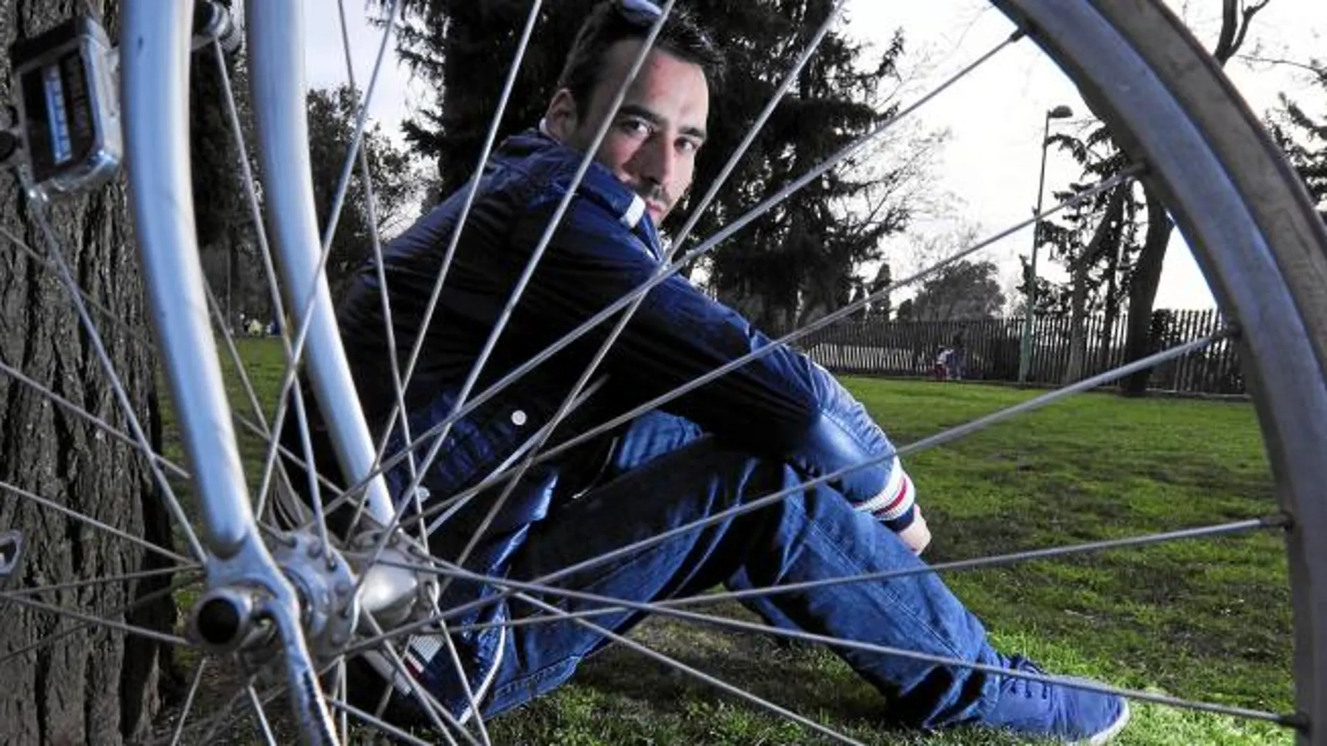 Adrián Moreno, ayer, en un parque próximo a su domicilio. Espera que una decisión de última hora aplace hoy su ingreso en prisión