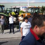 Un grupo de ganaderos permanece desde la pasada madrugada en las inmediaciones de la planta de Leche Río para evitar la salida de camiones