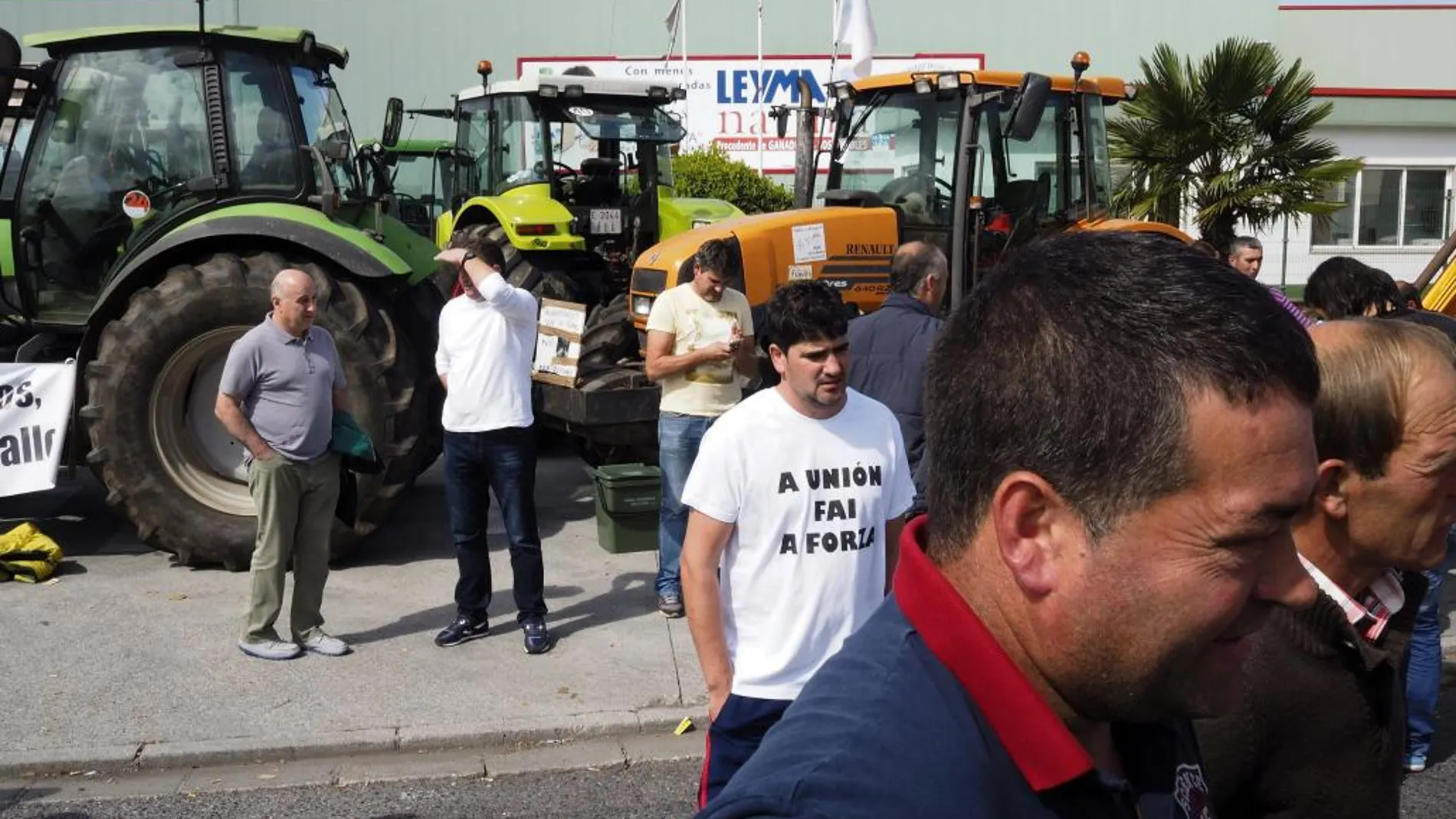 Un grupo de ganaderos permanece desde la pasada madrugada en las inmediaciones de la planta de Leche Río para evitar la salida de camiones