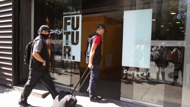 Agentes de la Guardia Civil en el registro de la sede de CDC