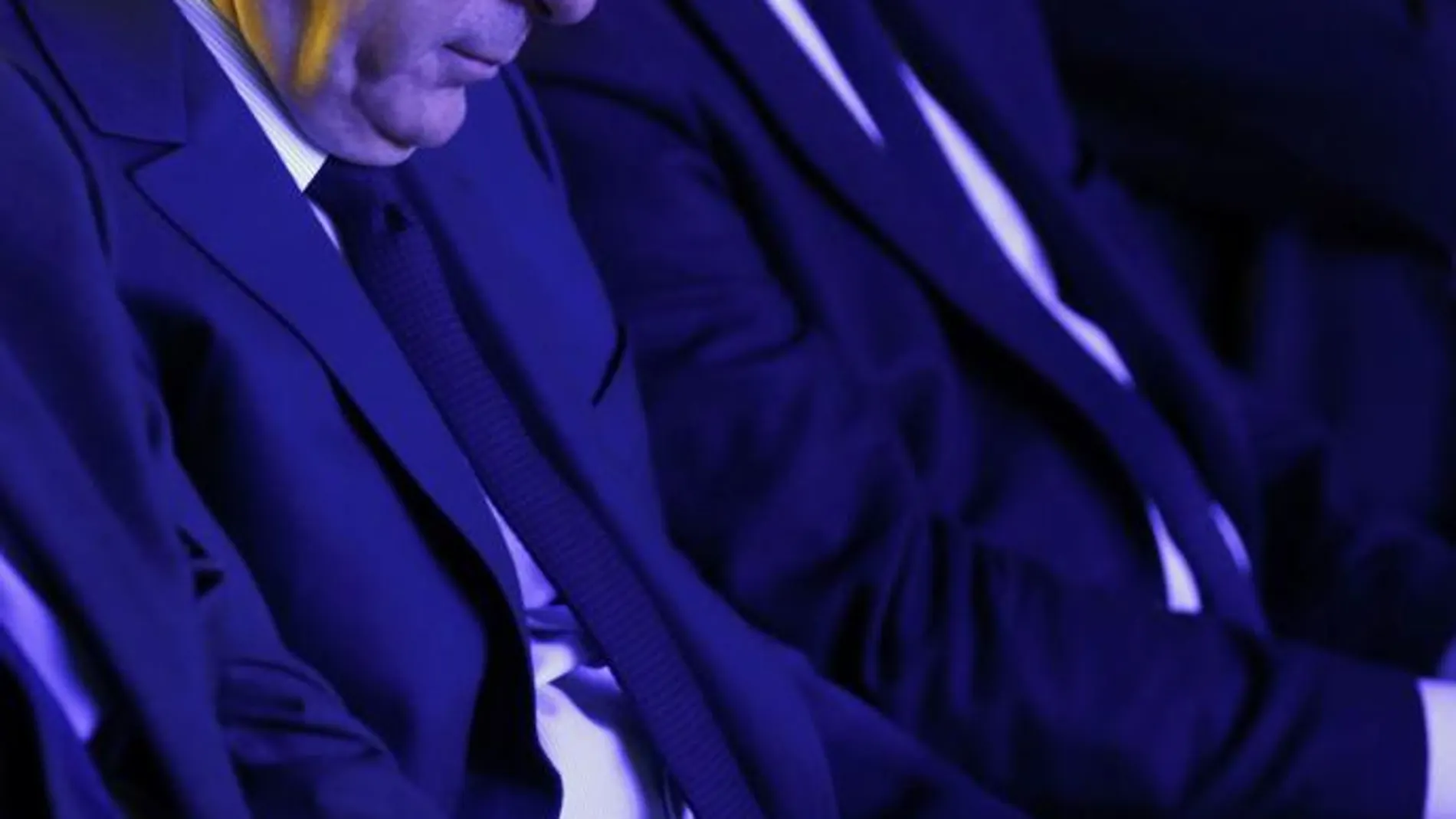 Francois Fillon mira su teléfono durante un acto en Nimes