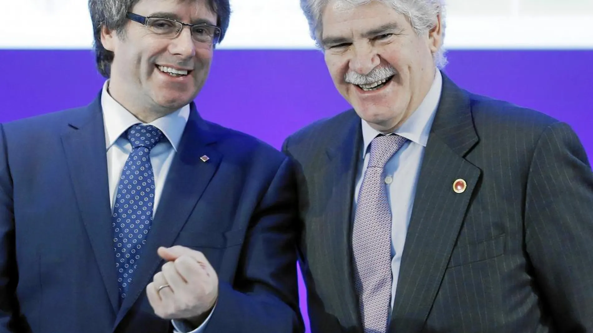 El ministro de Asuntos Exteriores y Cooperación, Alfonso Dastis Quecedo (d), y el presidente de la Generalitat, Carles Puigdemont.