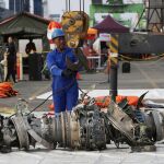 Un operario manipula uno de los motores del 737 Max siniestro en Indonesia hace cinco meses