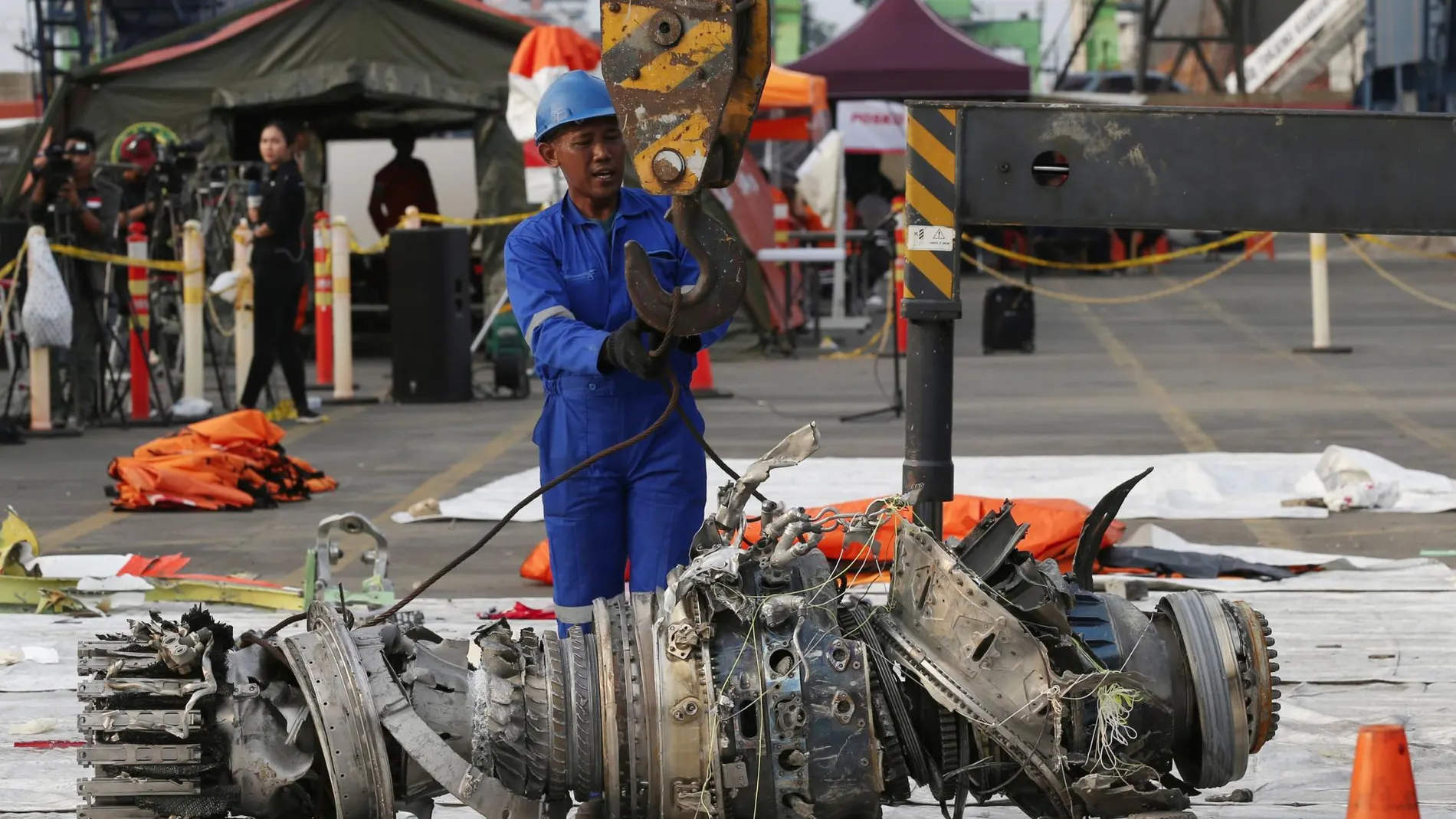 Un operario manipula uno de los motores del 737 Max siniestro en Indonesia hace cinco meses