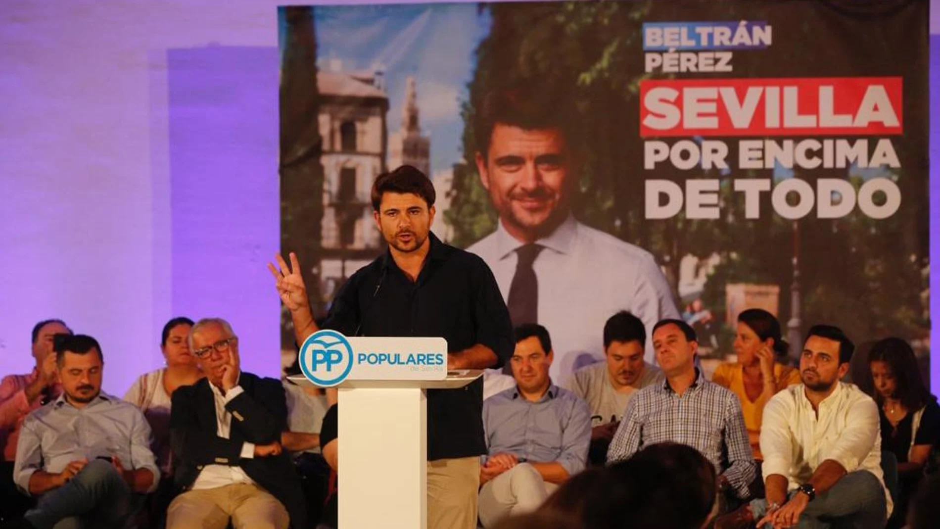 Beltrán Pérez intervino en la junta directiva de Distritos del PP de Sevilla, que contó con la presencia de Juanma Moreno, líder del PP-A