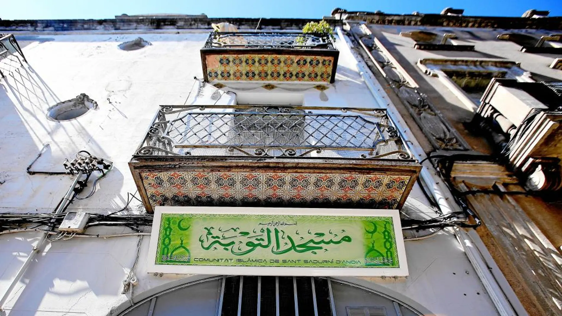 Uno de los balcones del templo islámico, ubicado en la calle Diputación