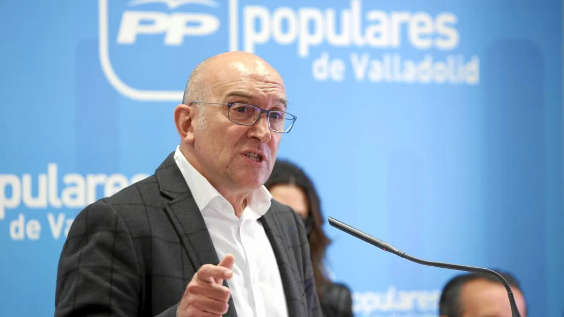 El candidato a presidir el PP de Valladolid, Jesús Julio Carnero, presenta las líneas básicas de su programa