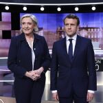 La candidata a la presidencia de Francia por el Frente Nacional, Marine Le Pen (i), y su rival, el socioliberal del movimiento En Marche! y presidente de Francia Emmanuel Macron