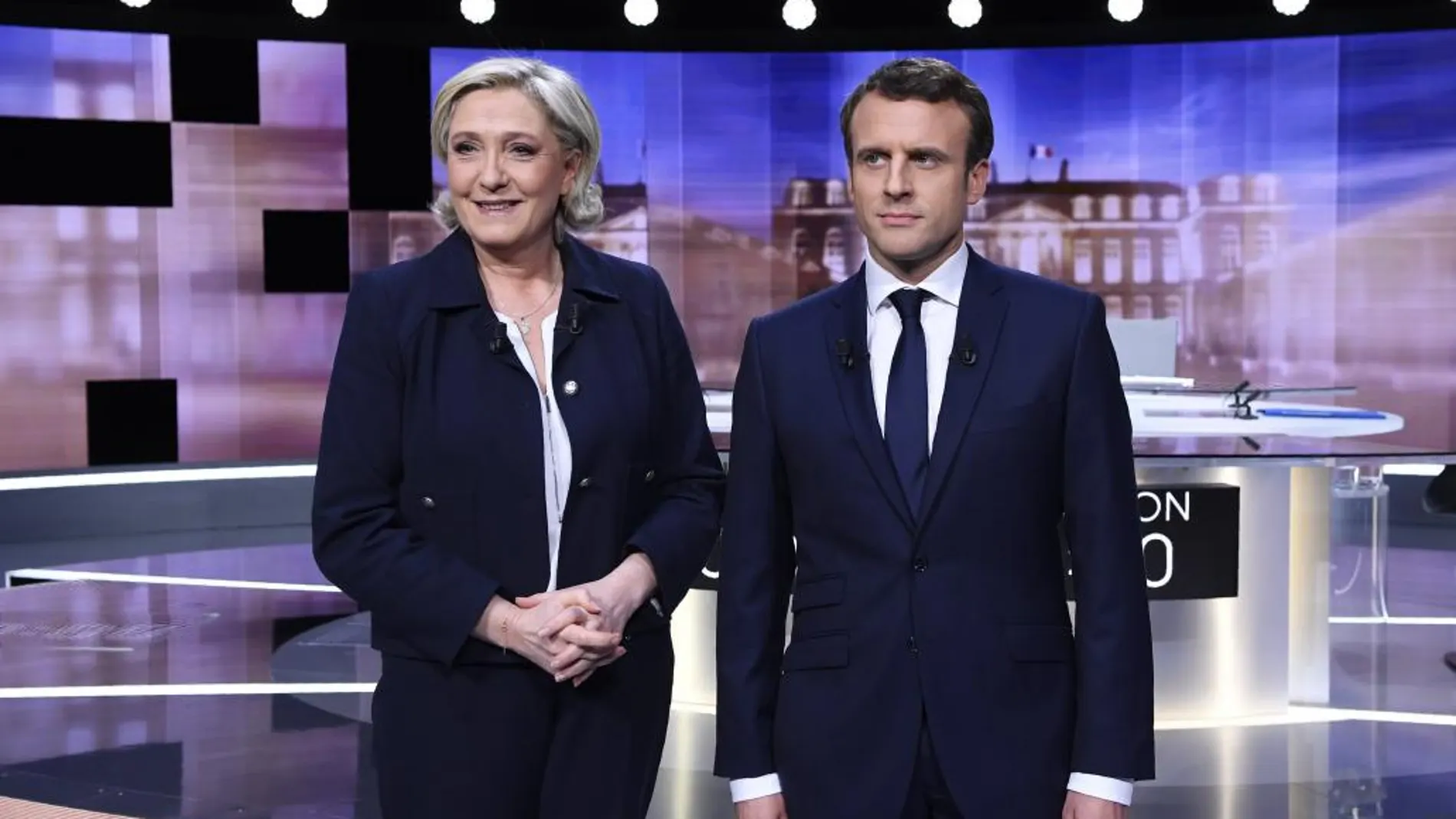 La candidata a la presidencia de Francia por el Frente Nacional, Marine Le Pen (i), y su rival, el socioliberal del movimiento En Marche! y presidente de Francia Emmanuel Macron