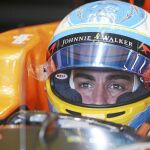 Fernando Alonso, pensativo en el MCL32