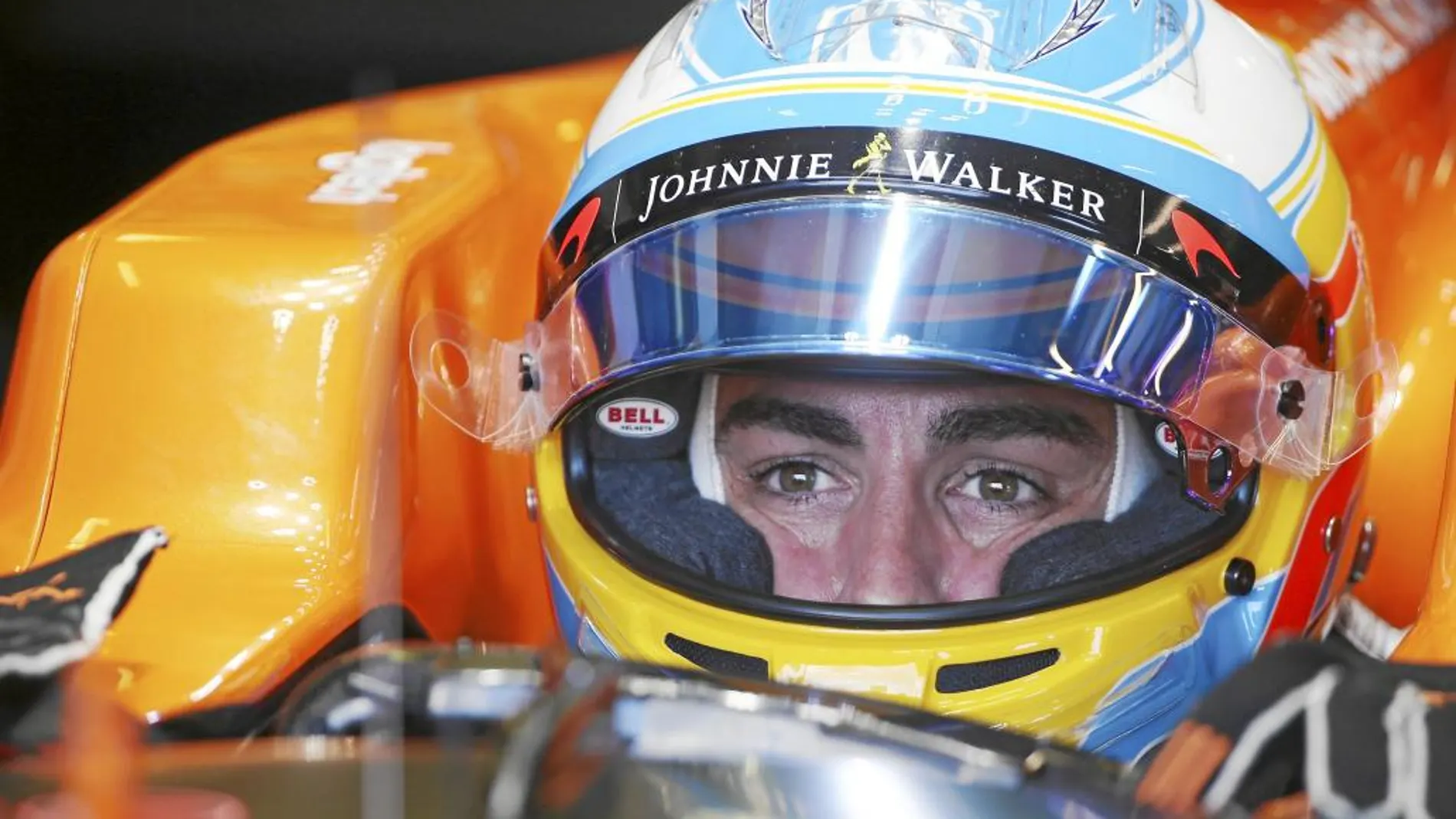 Fernando Alonso, pensativo en el MCL32