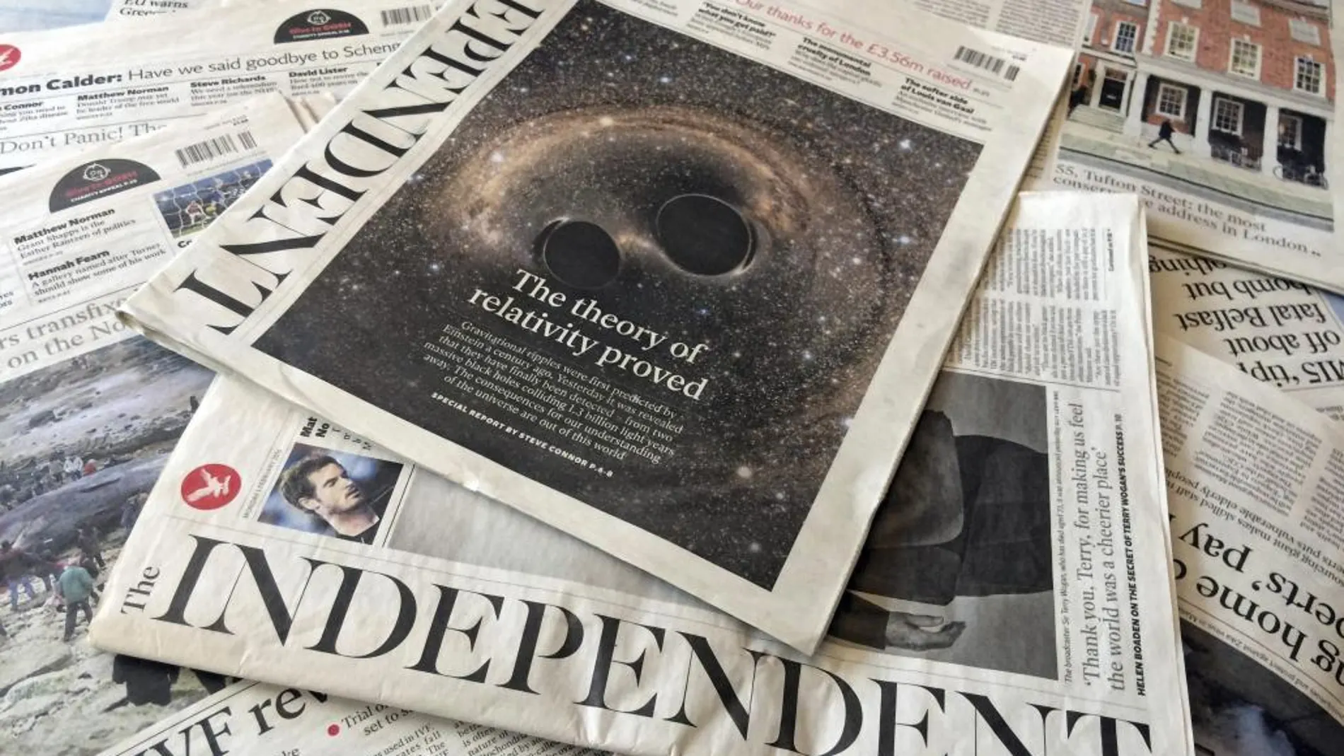 Vista de la edición de hoy del periódico "The Independent"en una tienda de Londres