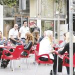 Las terrazas en Madrid pagan por los metros cuadrados que ocupan y por la categoría económica de la calle en la que se ubican
