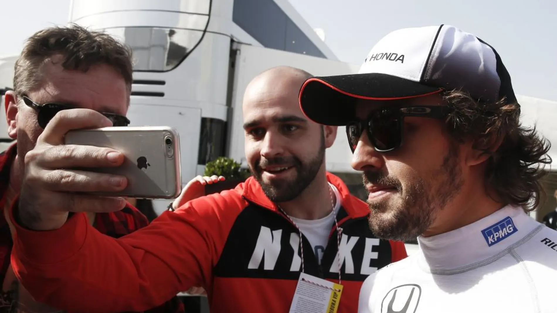 El piloto español de McLaren Fernando Alonso, durante la segunda jornada de entrenamientos