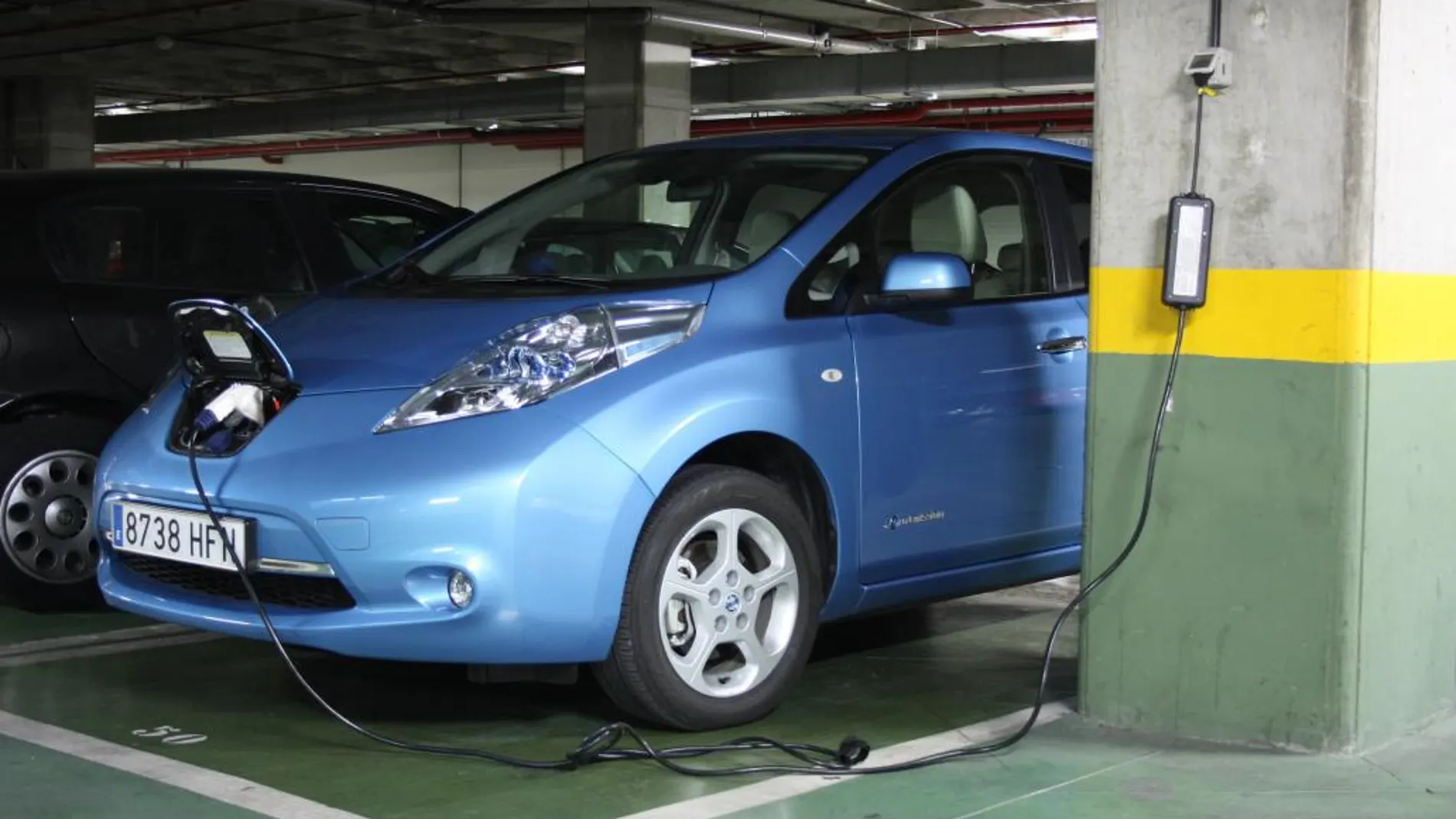 Imagen de un coche eléctrico recargando la batería. Curiosamente, es el mismo tipo de bateria que un coche convencional.