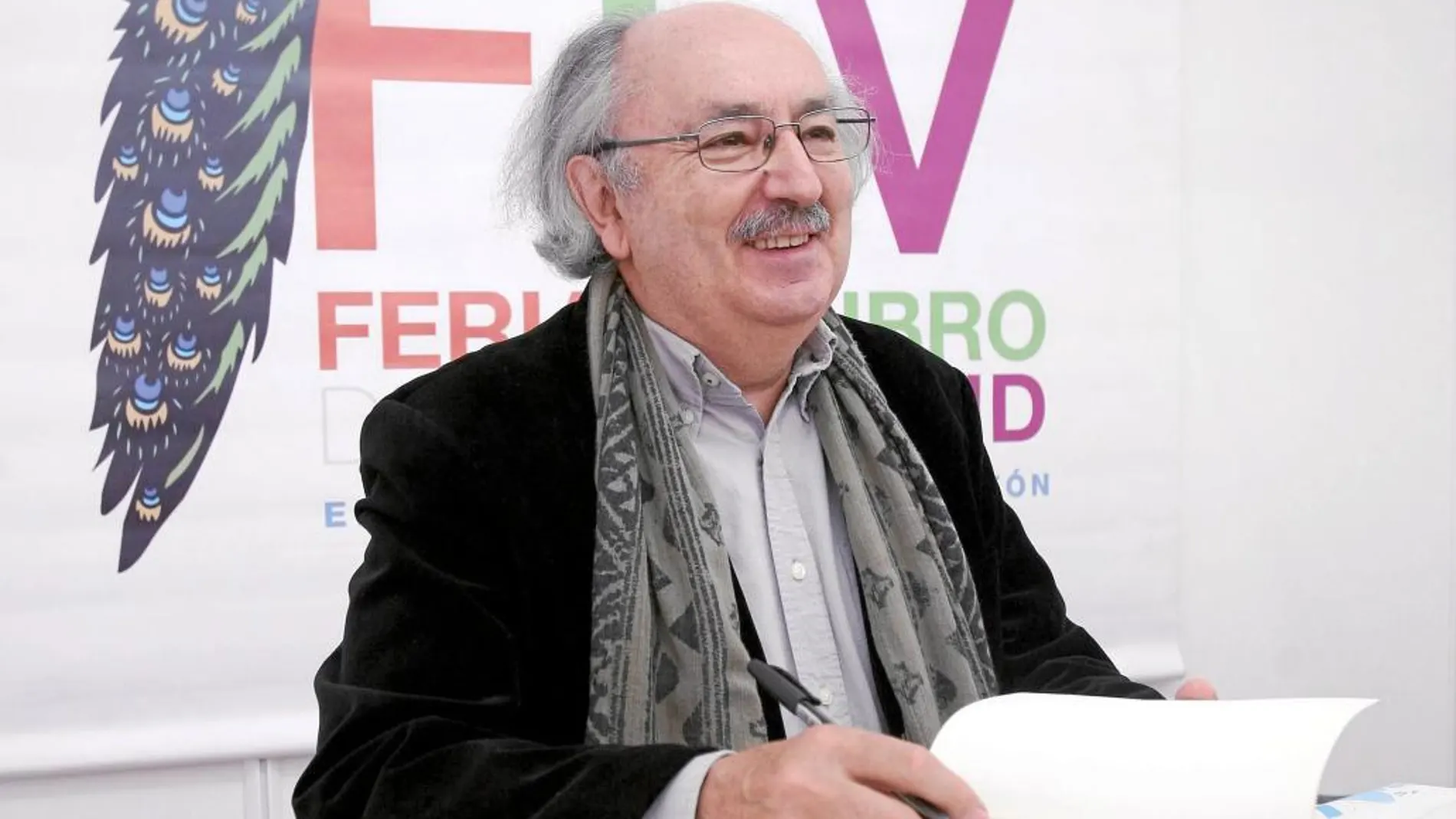 El poeta Antonio Colinas firma ejemplares en la 48ª Feria del Libro de Valladolid