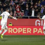 Benzema celebra un gol con Marcelo