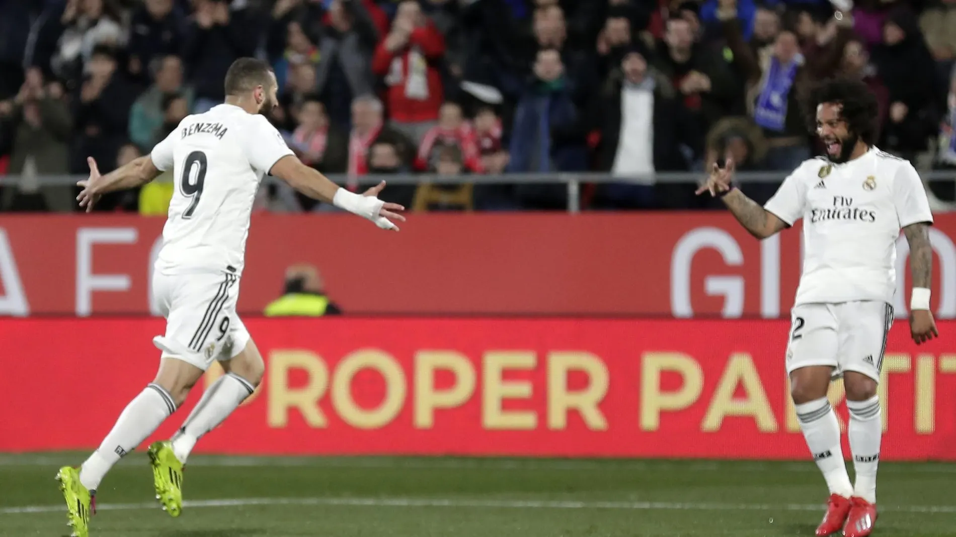Benzema celebra un gol con Marcelo