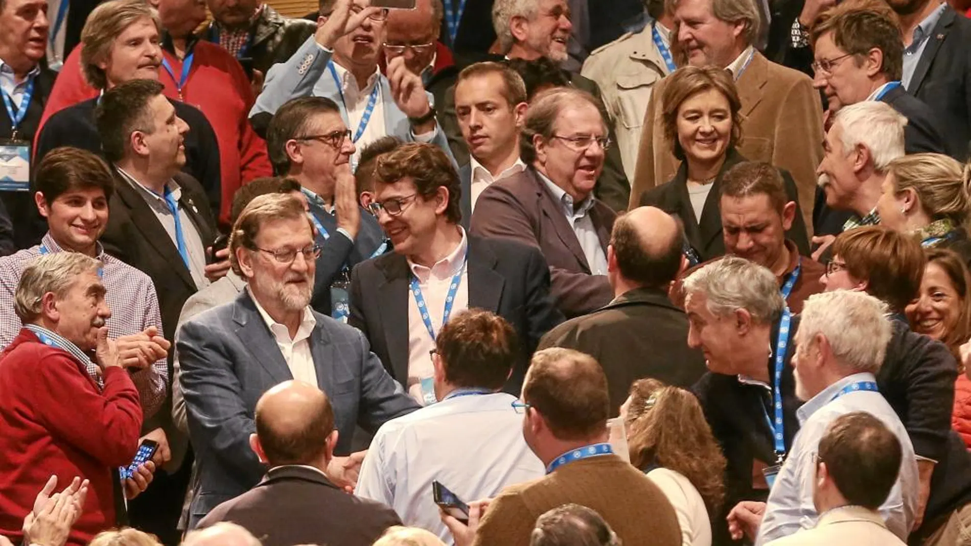 Militantes del PP aplauden y saludan a Rajoy, a Juan Vicente Herrera y a Alfonso Fernández Mañueco, en presencia de los ministros García Tejerina y Méndez de Vigo.