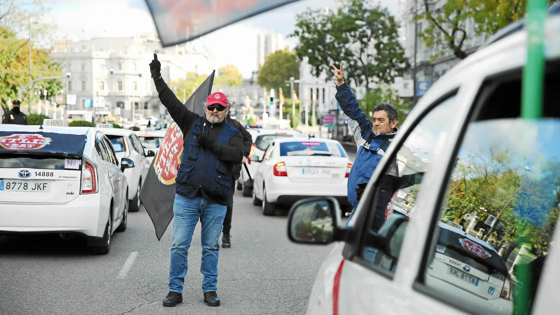 Miles de taxistas se manifestaron ayer entre la Puerta del Sol y Cibeles para reclamar a la Comunidad de Madrid una regulación de las VTC