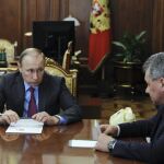 Vlladimir Putin junto a su ministro de Defensa Sergei Shoigu en el Kremlin ayer