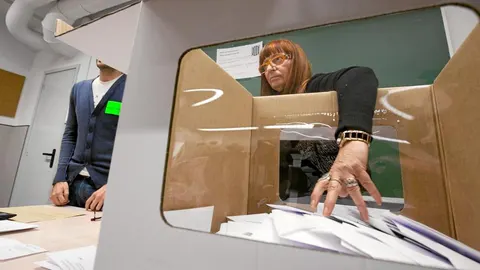 Recuento de papeletas en un colegio tras la votación de la consulta catalana del 9-N