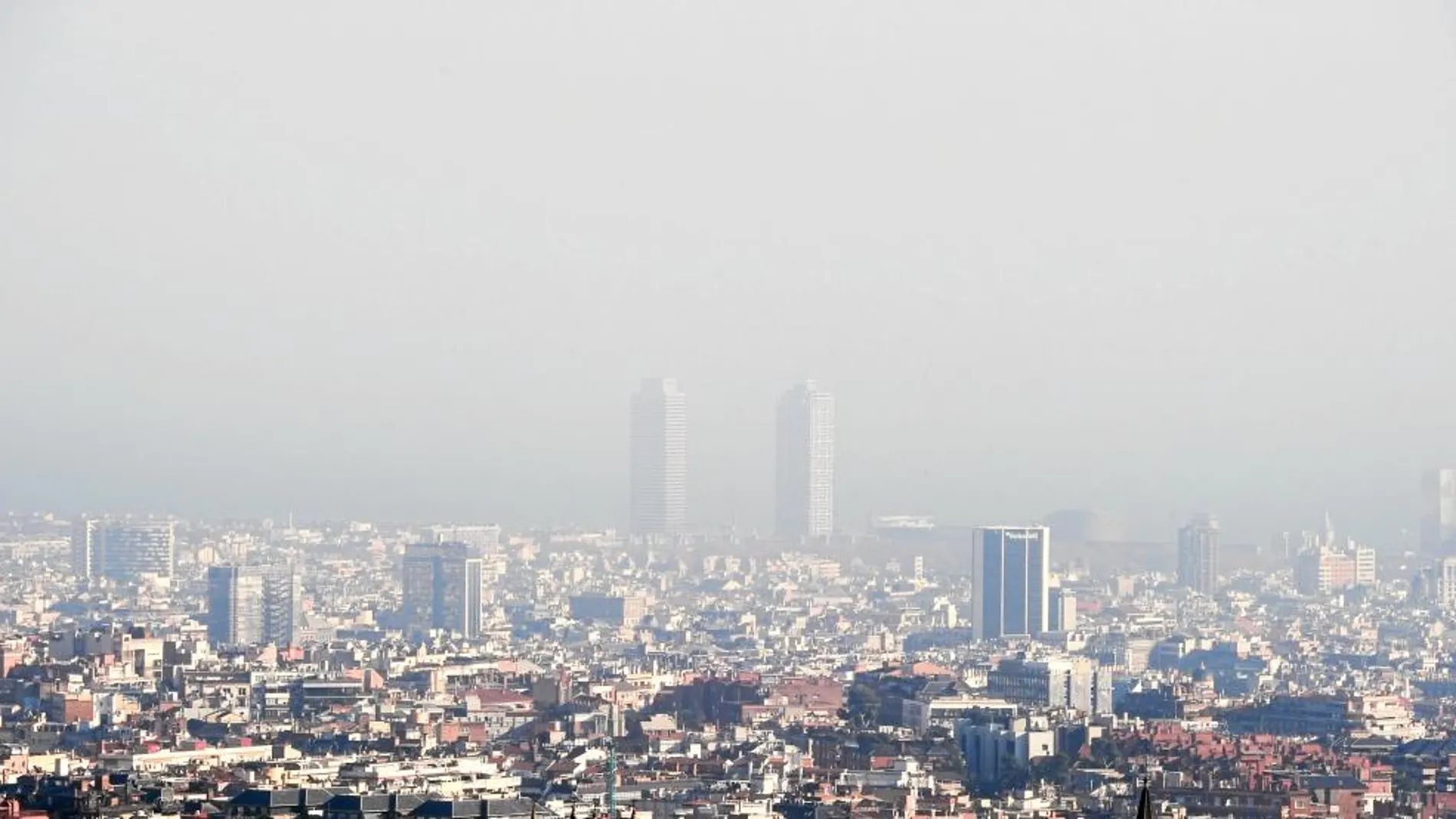 Lo contaminación de Barcelona es fácilemente advertible desde Collserola