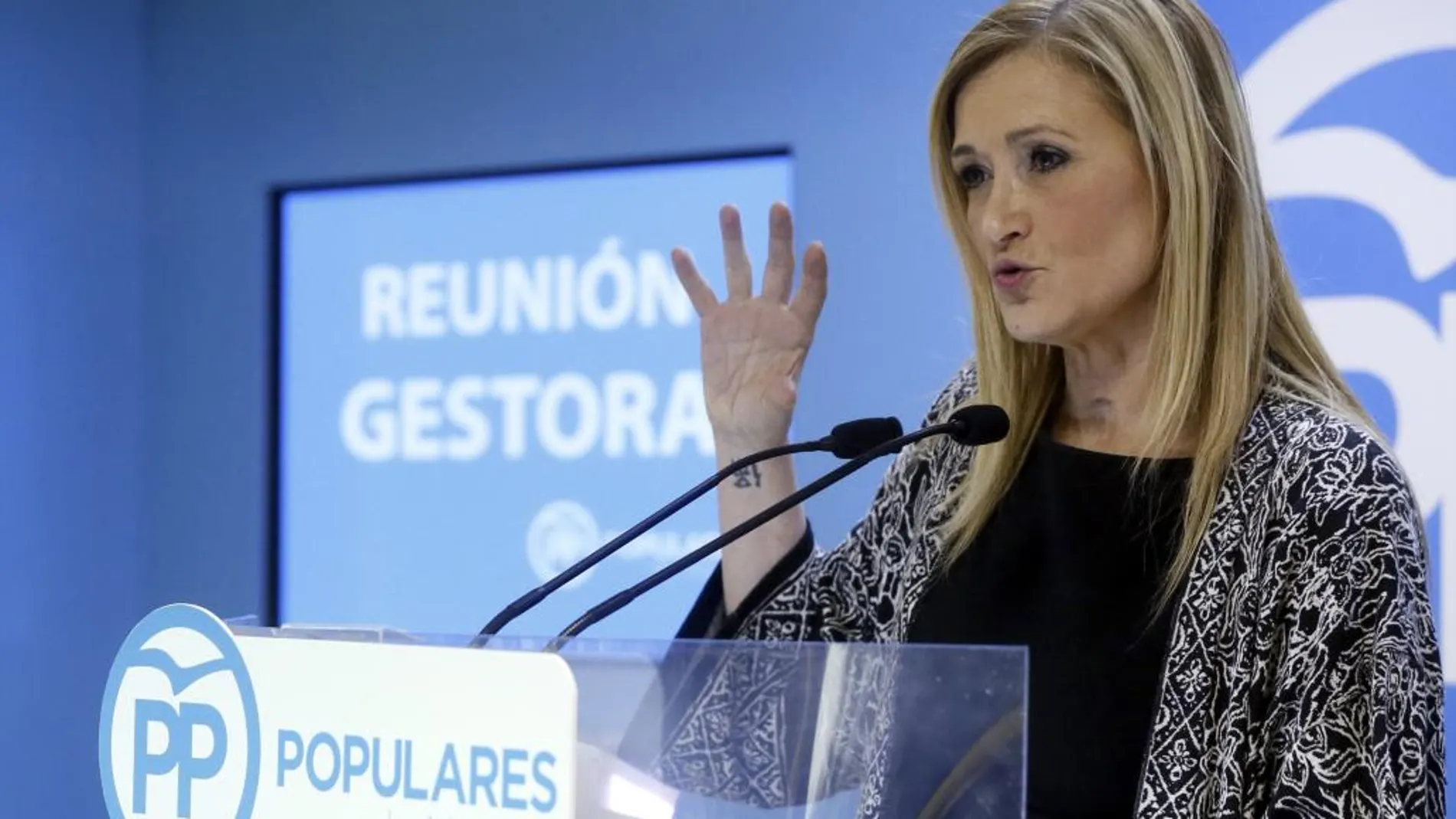 La presidenta de la Comunidad, Cristina Cifuentes, ofrece una rueda de prensa al término de la primera reunión formal de la gestora del PP de Madrid