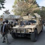 Soldados afganos luchan contra los islamistas para reconquistar la ciudad de Kunduz.