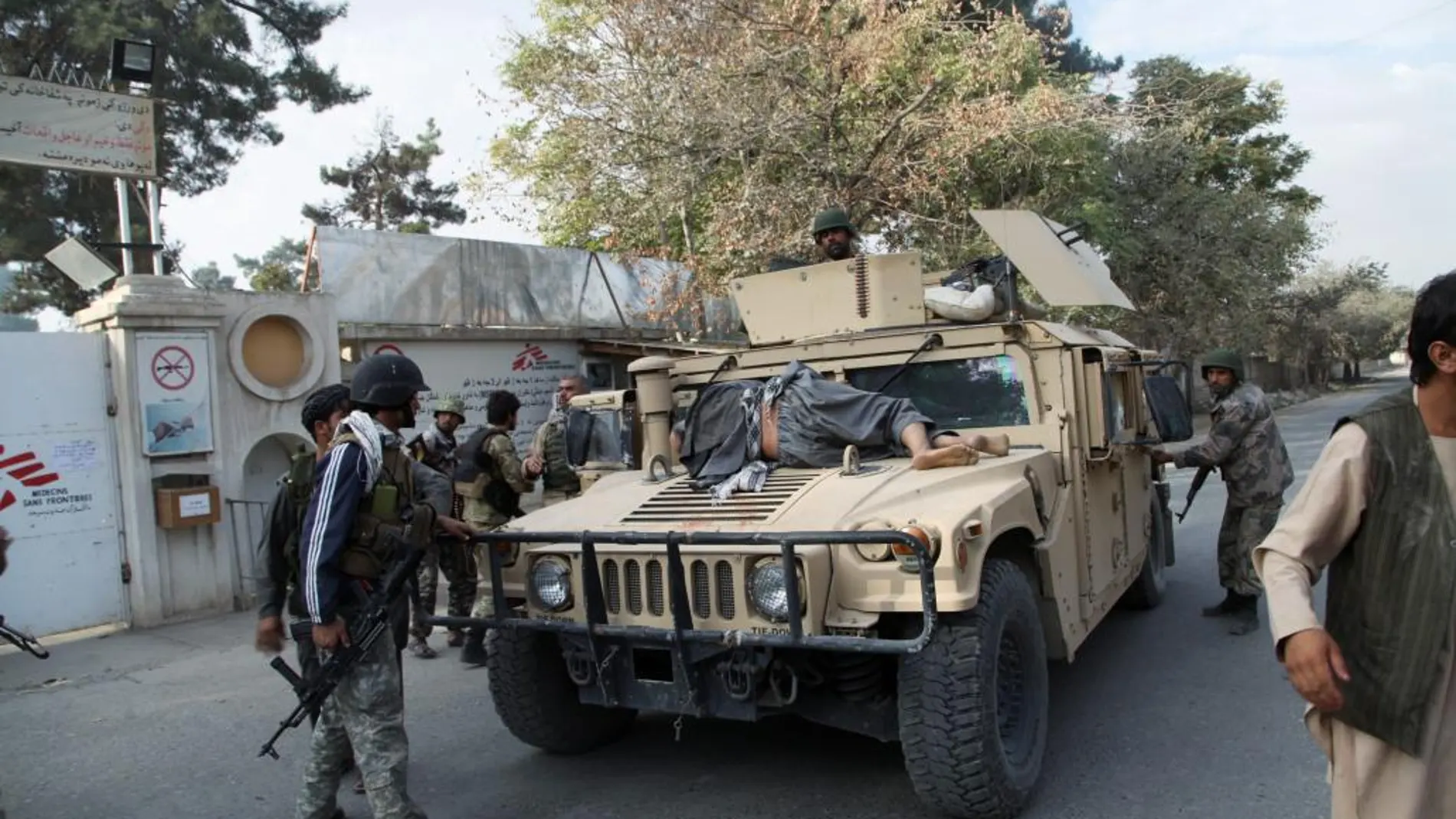 Soldados afganos luchan contra los islamistas para reconquistar la ciudad de Kunduz.