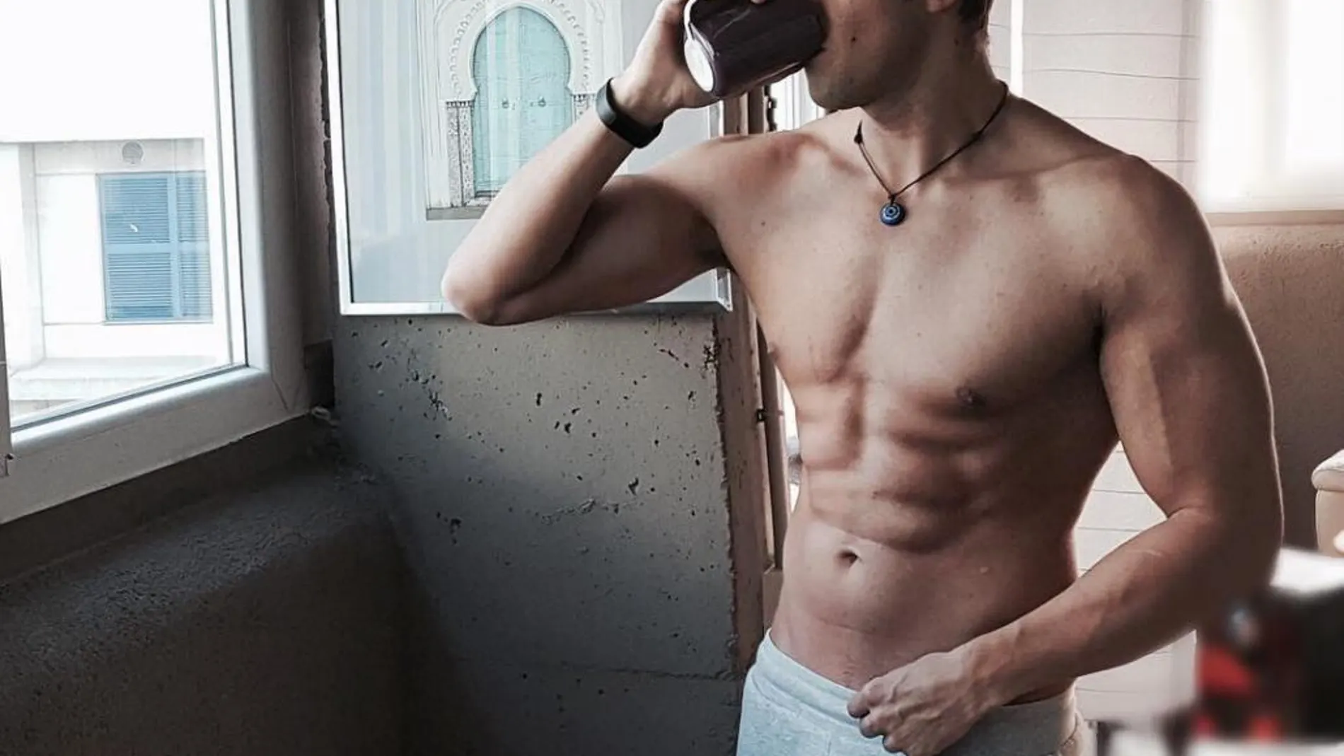 Julián Contreras Jr luce cuerpazo y presume de abdominales en Instagram