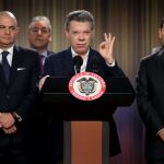 Juan Manuel Santos habla junto a miembros de su gabinete ministerial hoy, martes 30 de agosto de 2016.