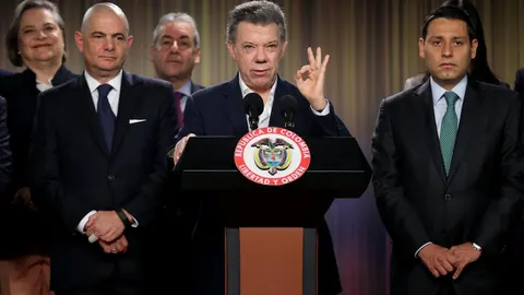 Juan Manuel Santos habla junto a miembros de su gabinete ministerial hoy, martes 30 de agosto de 2016.