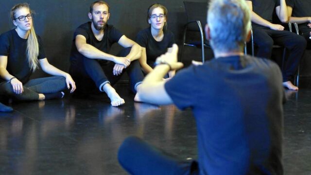 Varios alumnos durante una clase en la Escuela de Arte Dramático de Castilla y León
