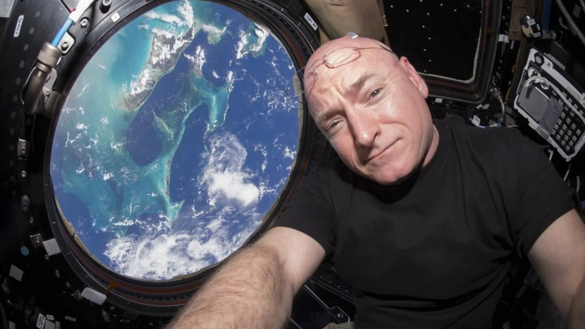 Scott Kelly, en una imagen dentro de la cápsula espacial