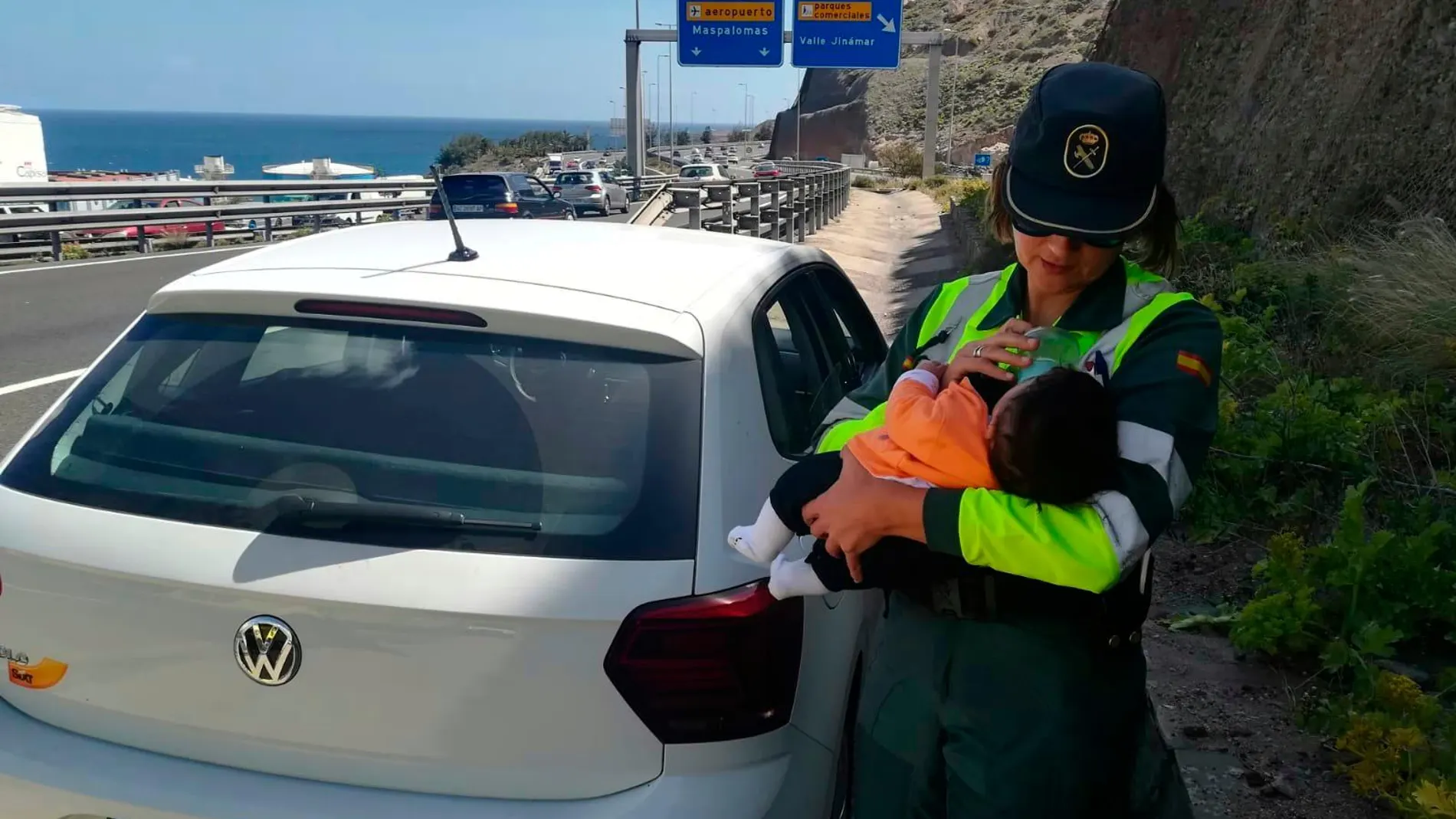 La Guardia Civil da el biberón al bebé