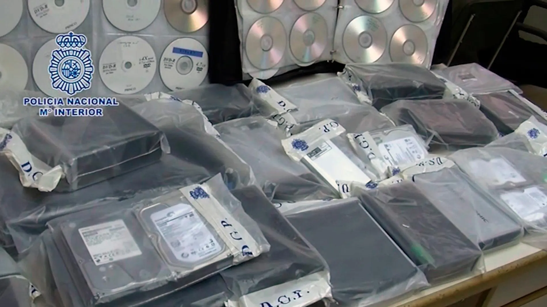 La Policía se ha incautado de decenas de discos duros con material pornográfico