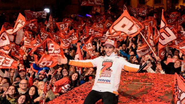 Marc Márquez durante la celebración de su quinto título mundial de Moto GP por las calles de su localidad natal, Cervera (Lleida). EFE / Adrián Ropero.