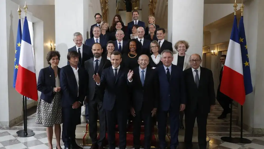 El presidente francés, Emmanuel Macron (1 fila,4i), posa junto a su primer ministro, Edouard Philippe (1 fila,3i), y los nuevos miembros de su gabinete, tras presidir el primer Consejo de Ministros del nuevo Gobierno, en el palacio del Elíseo en París