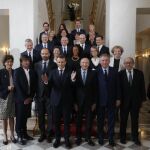 El presidente francés, Emmanuel Macron (1 fila,4i), posa junto a su primer ministro, Edouard Philippe (1 fila,3i), y los nuevos miembros de su gabinete, tras presidir el primer Consejo de Ministros del nuevo Gobierno, en el palacio del Elíseo en París