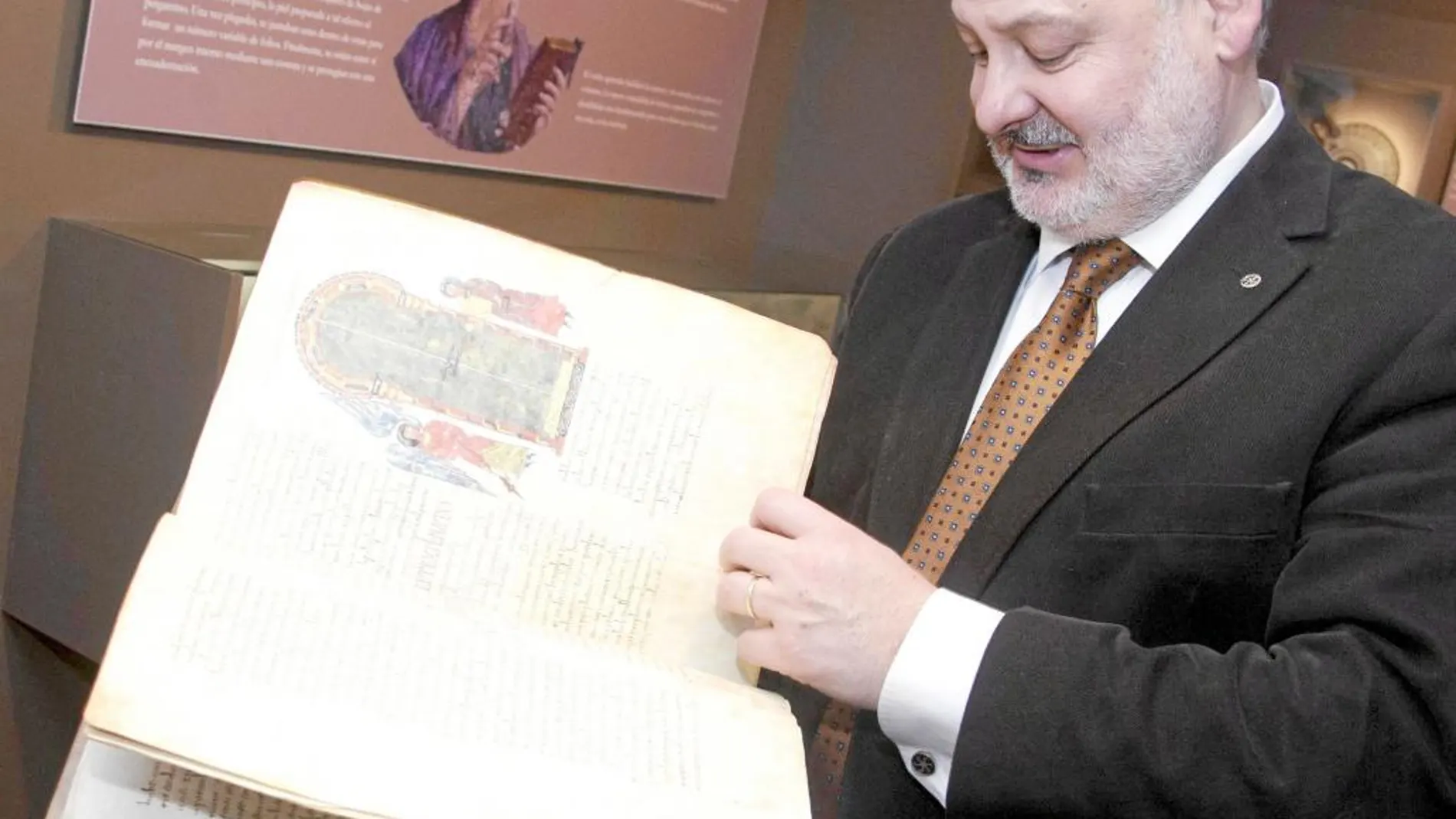 Juan José García, promotor de la editorial Siloé, muestra páginas del Voynich