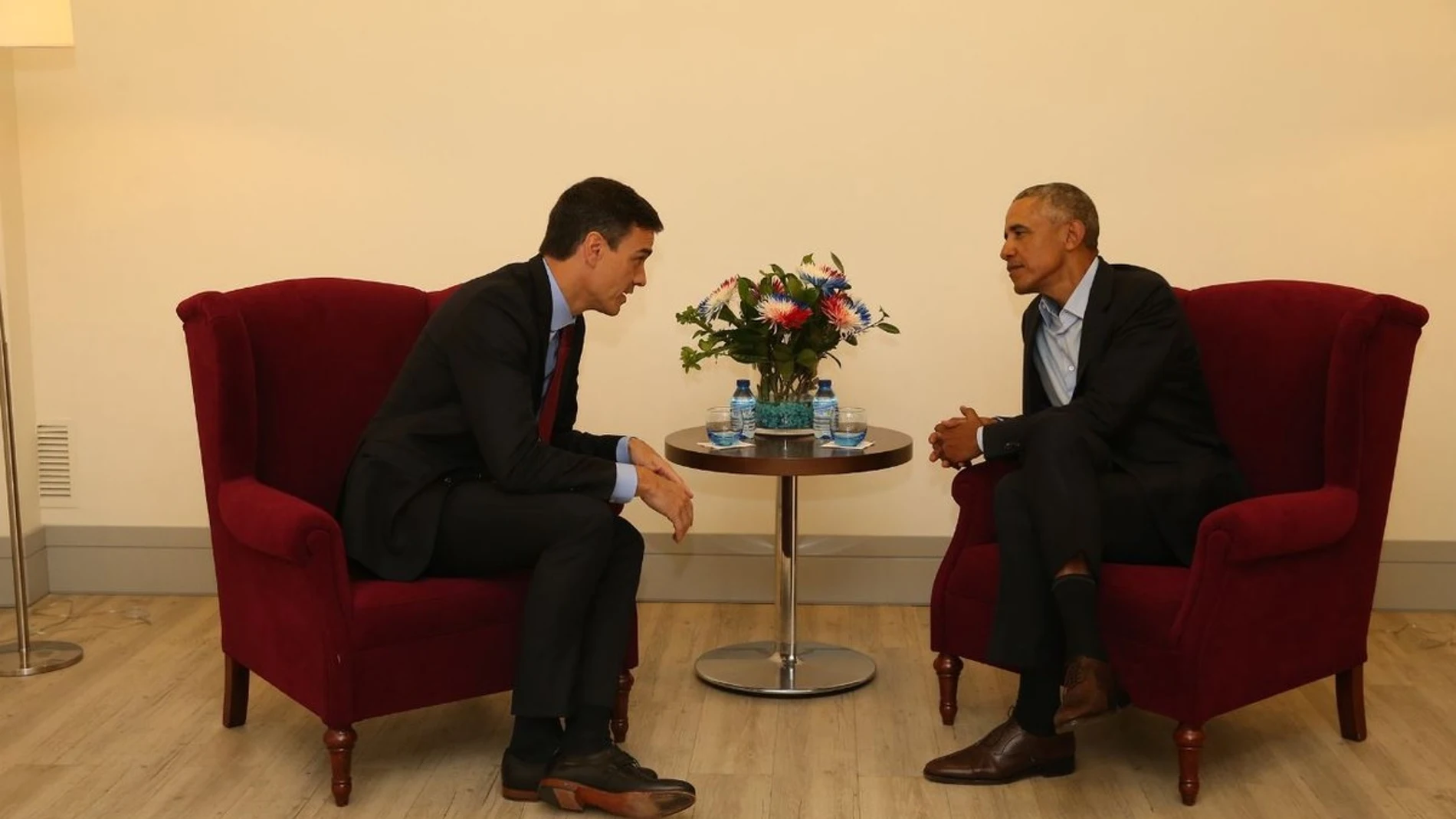 El presidente del gobierno, Pedro Sánchez, junto al expresidente Barack Obama en una reunión en Madrid / Twitter