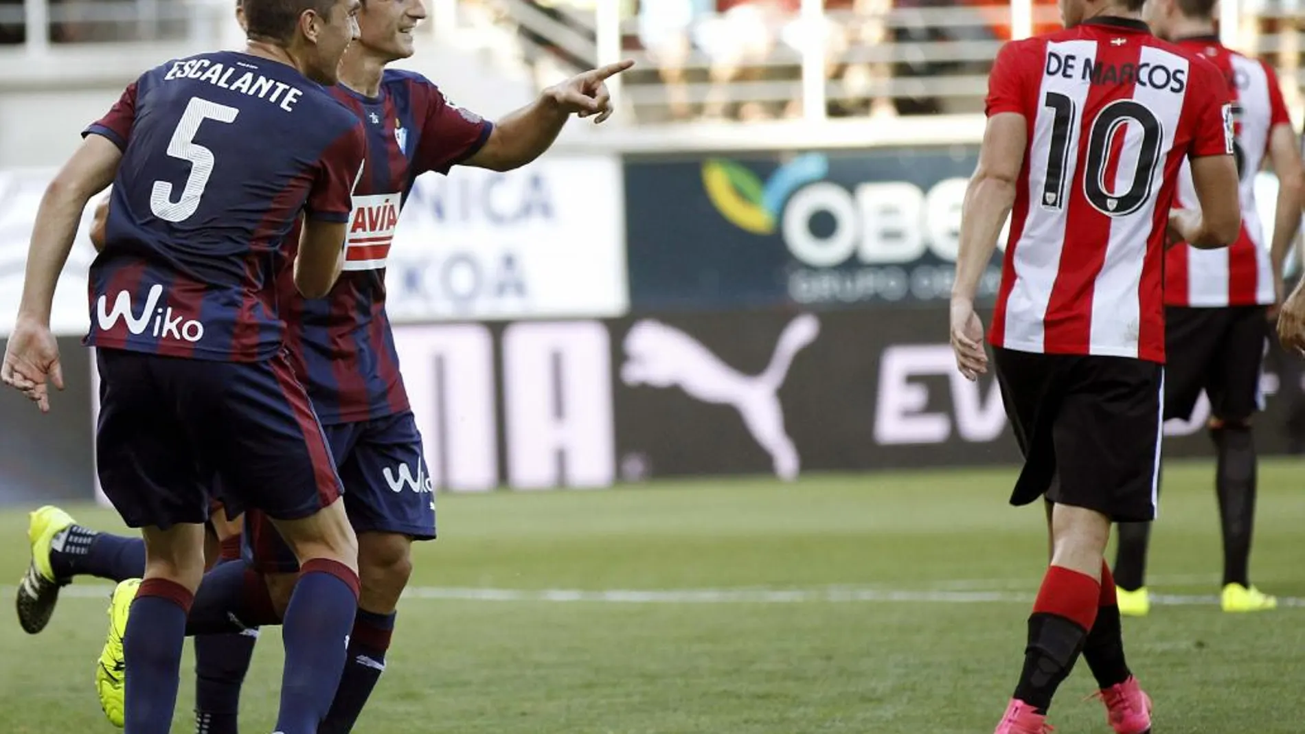 El jugador del Eibar Saúl Berjón (2i) celebra su gol ante el Athletic