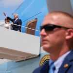 El presidente Trump sube al Air Force One rumbo a Arabia Saudí, su primera parada