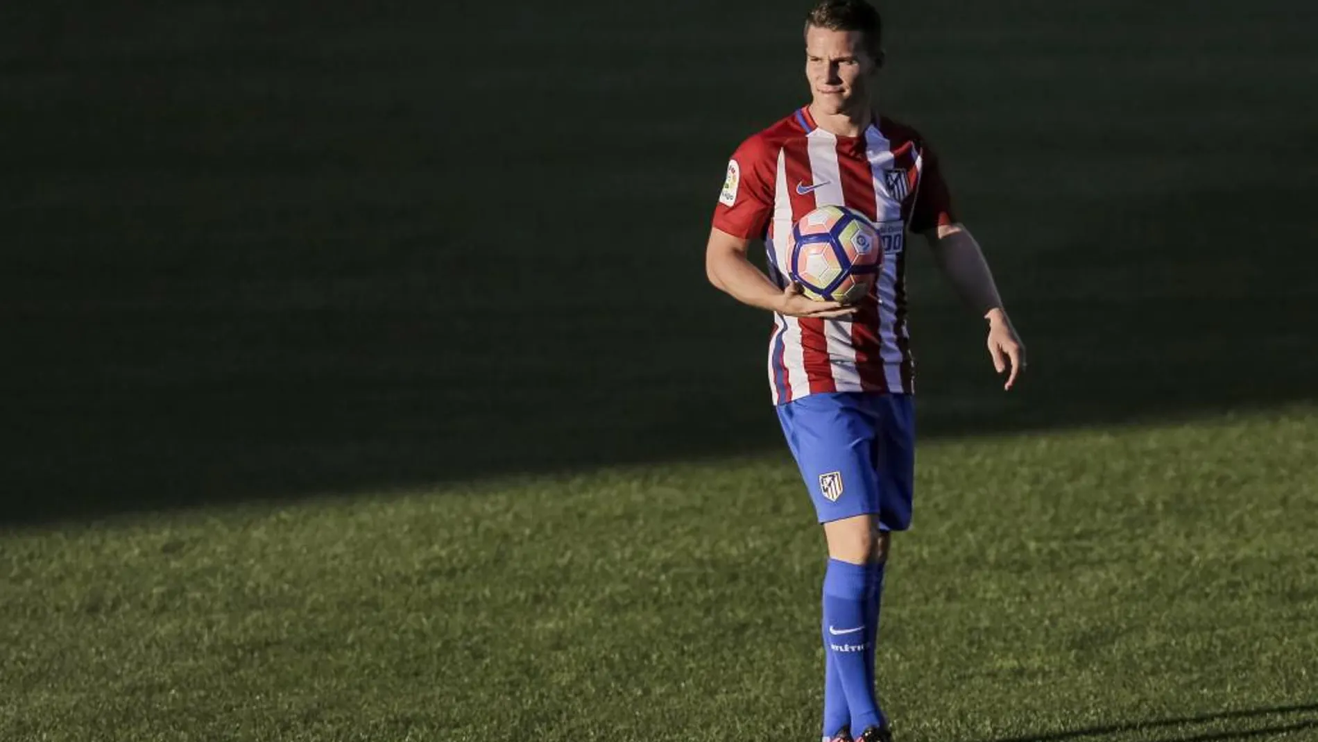 El delantero francés Kevin Gameiro, durante su presentación en el estadio Vicente Calderón