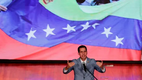 El jefe del Parlamento, Juan Guaidó, habla durante un acto