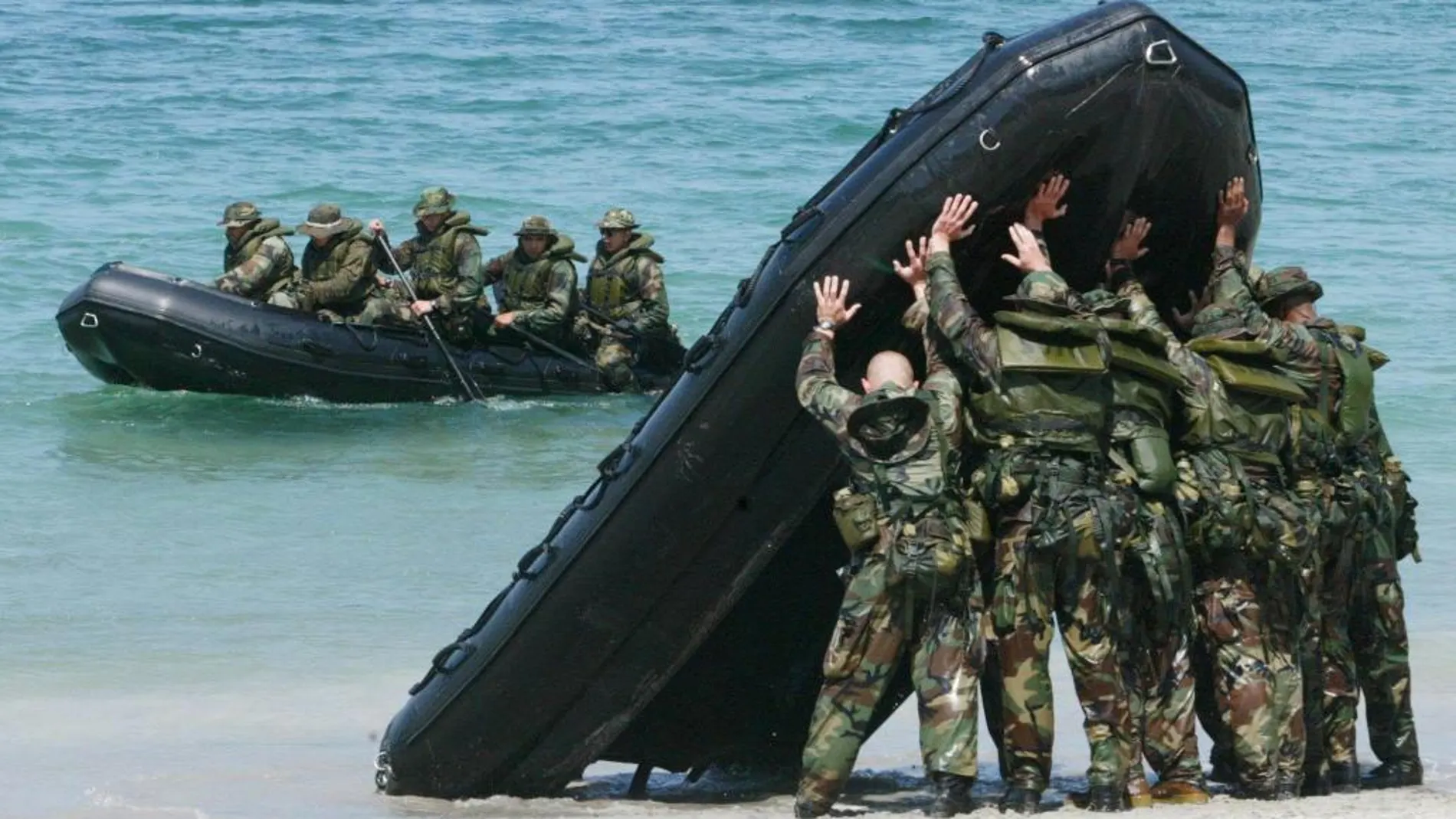Un escuadrón de la Marina de EE UU en la isla de Okinawa, en Japón